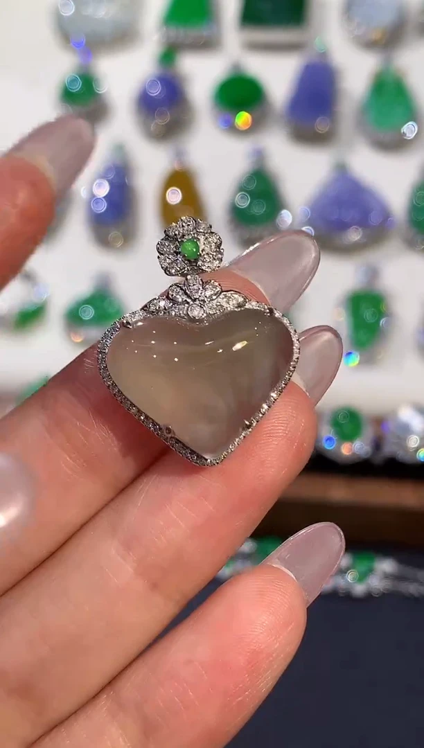 吊坠(不含链)18K金镶嵌翡翠多样性发其一