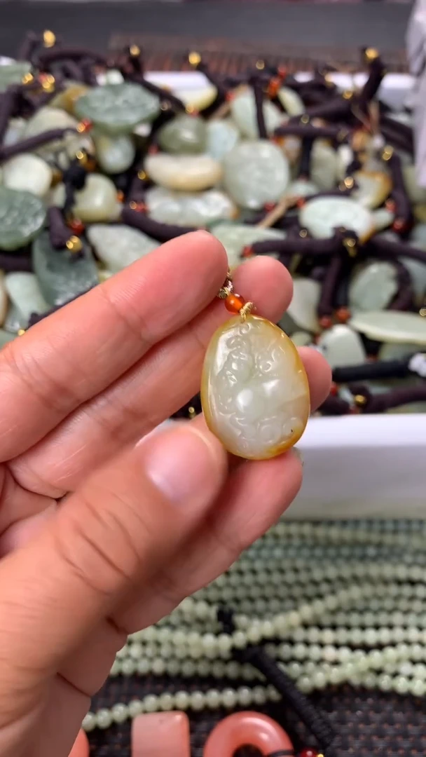 【闪购商品】和田玉颈饰未镶嵌多样性发货没有证书拍一发一有瑕