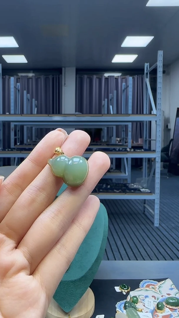 18K金镶嵌和田玉挂件1