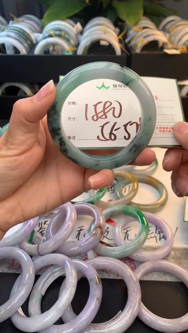 未镶嵌定制翡翠毛货需精细抛光+多人