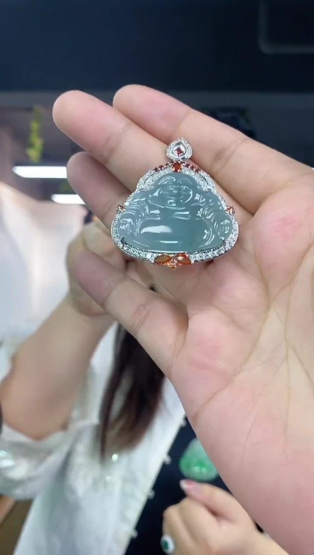 翡翠未镶嵌颈饰多样性发其一，颜色微差