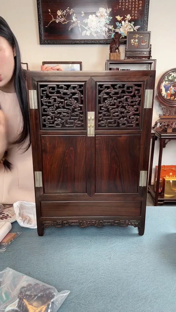 红酸枝木类成套家具摆*螭龙柜