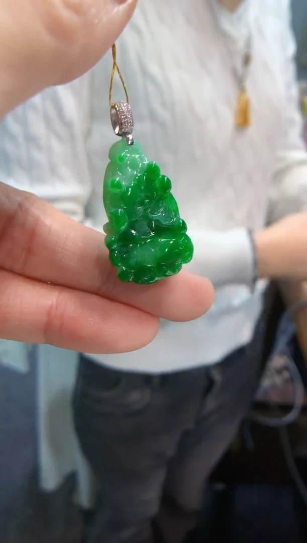 颈饰18K金镶嵌翡翠白菜