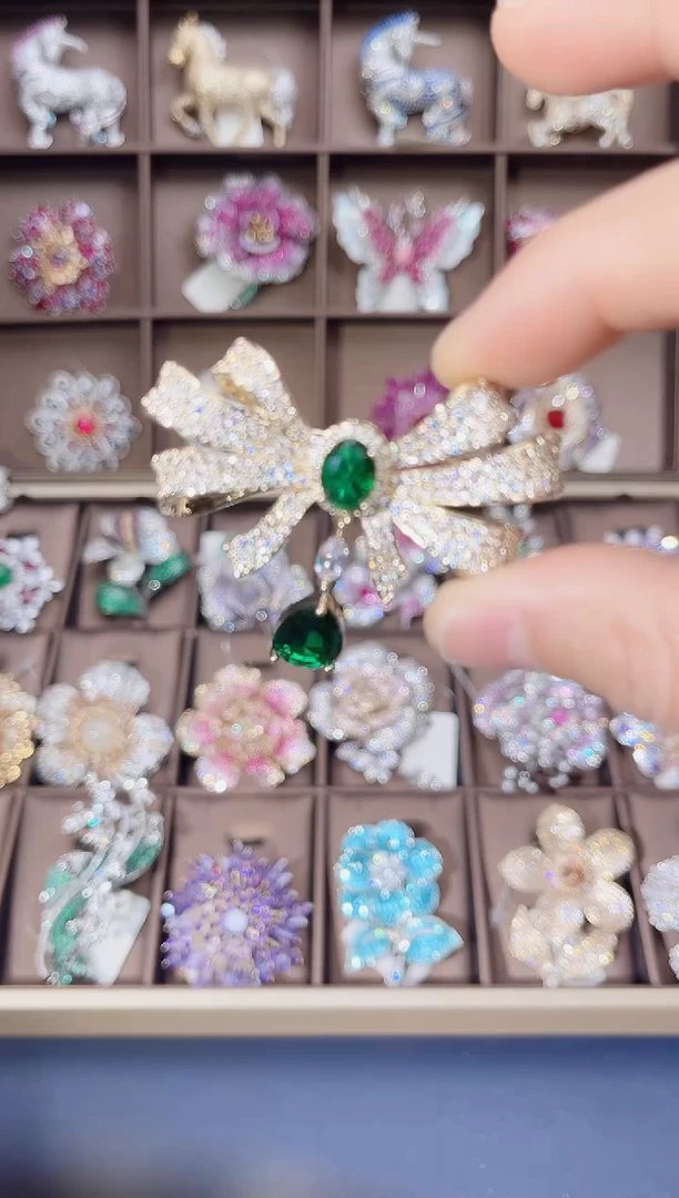 锆石铜合金蝴蝶结胸针