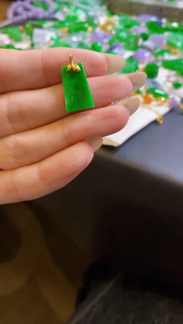 【闪购商品】定制翡翠18K金镶嵌吊坠