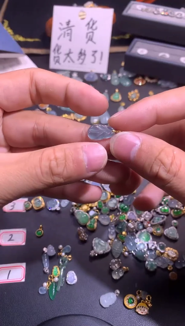 翡翠18K金镶嵌吊坠(不含链)111