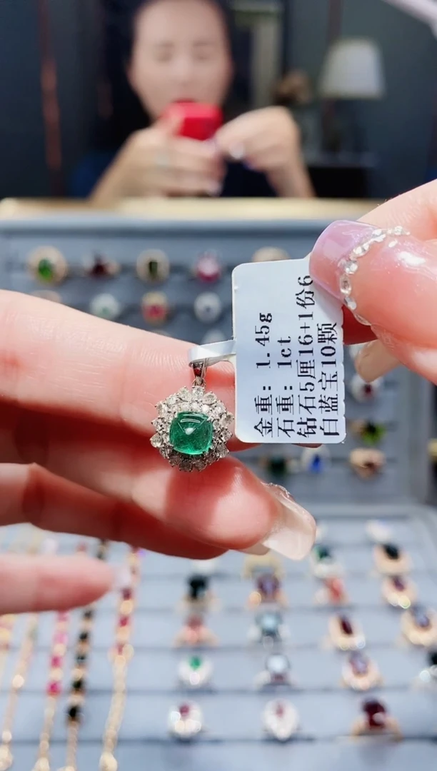 18K金镶嵌颈饰祖母绿1.0ct