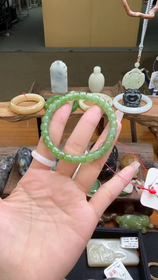 手串未镶嵌和田玉卡7乌兰海苹果绿极限弧 9001998