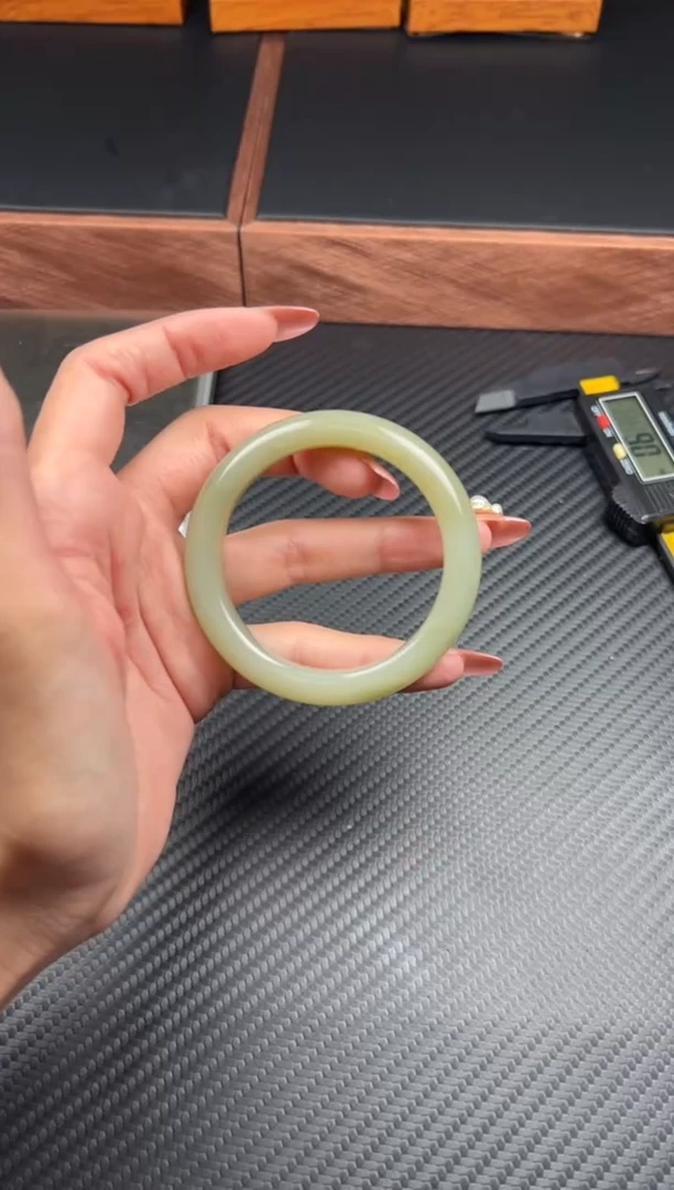 和田玉手镯未镶嵌且末微色差近矿52m