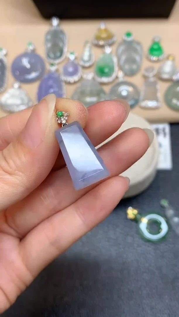 颈饰18K金镶嵌翡翠无事牌【无服务费