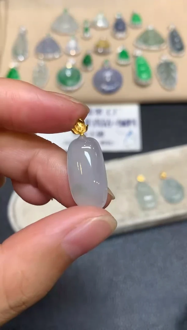 颈饰18K金镶嵌翡翠福瓜【无服务费【48小时鉴赏期】