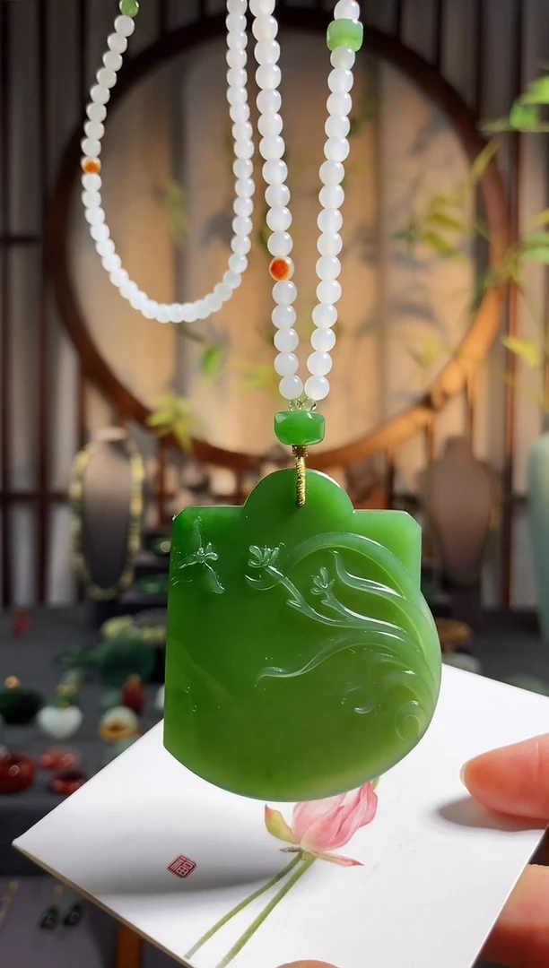 颈饰未镶嵌和田玉，碧玉粉绿——兰花牌（蝶恋花）