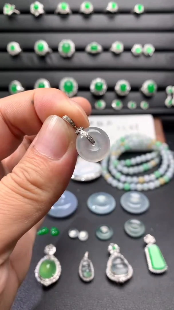 颈饰18K金镶嵌翡翠18K翡翠