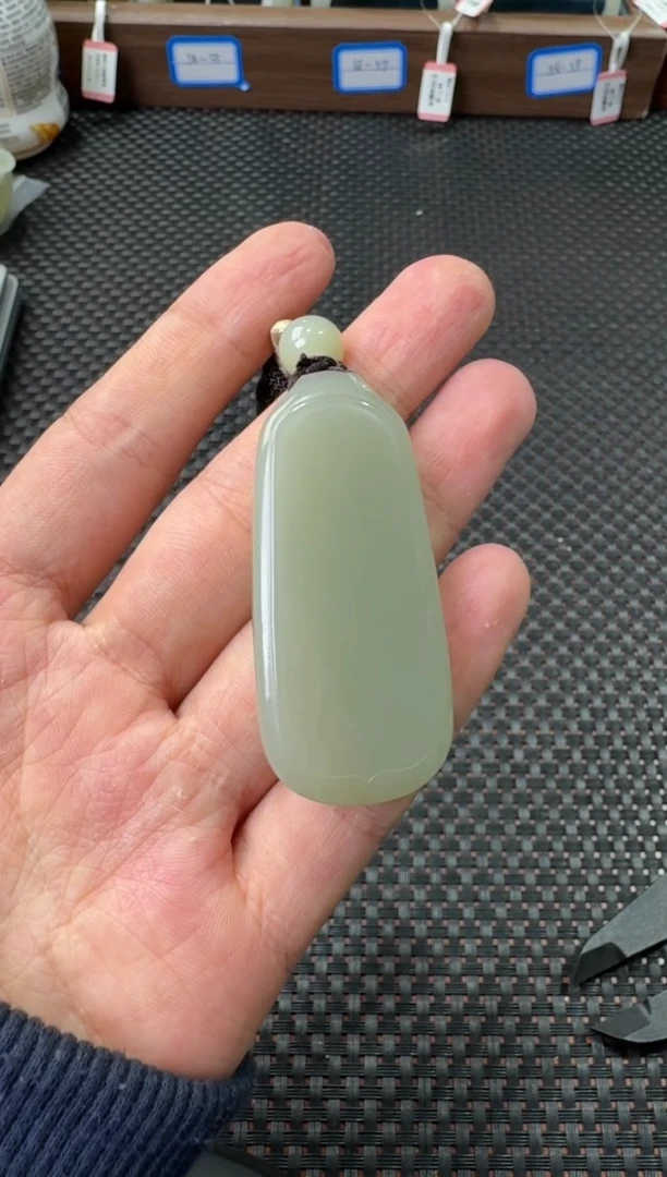 吊坠(赠链)未镶嵌和田玉近矿青白无事牌
