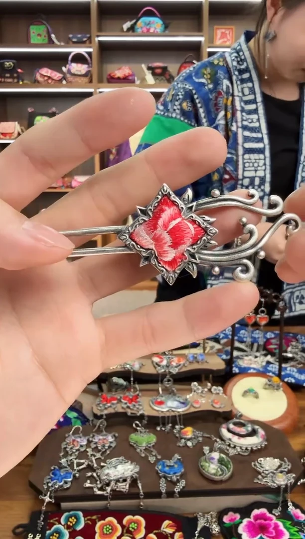 【闪购商品】织绣53蒙阿苏苗绣传承