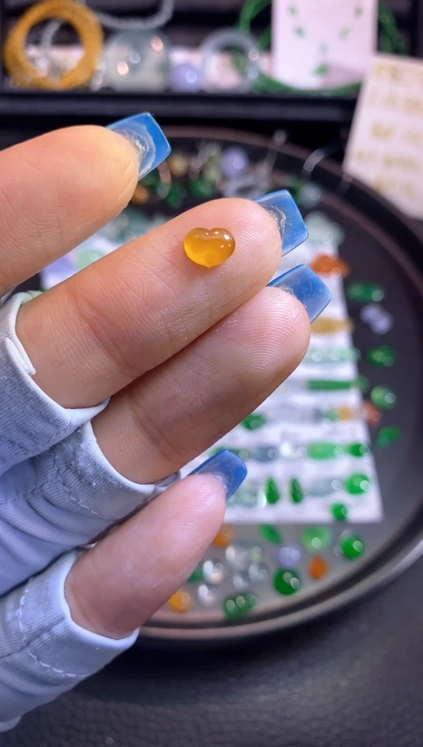 翡翠挂件未镶嵌爱心