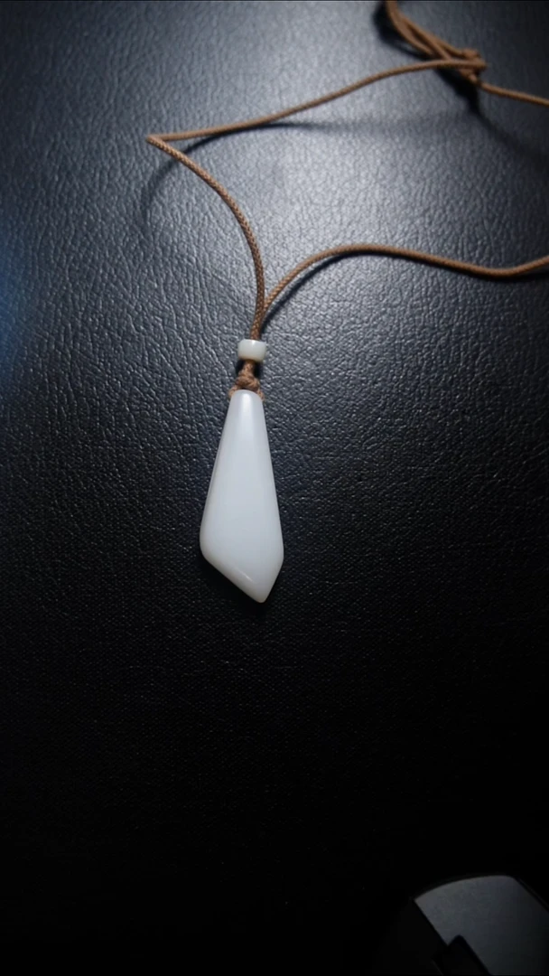 颈饰未镶嵌和田玉吊坠