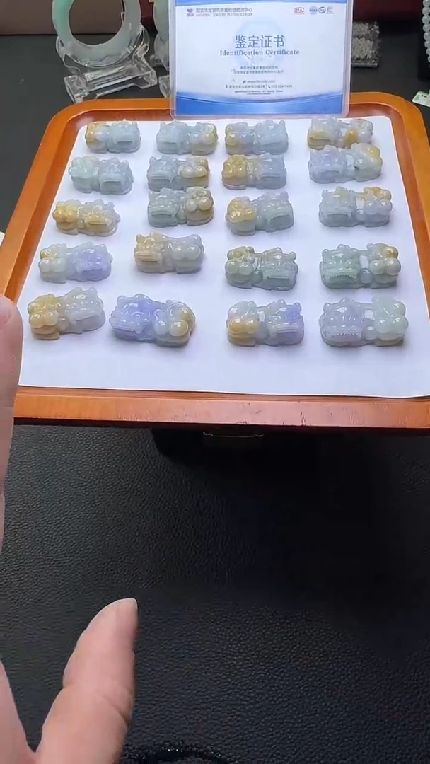 翡翠未镶嵌颈饰黄貔貅多样性发一件