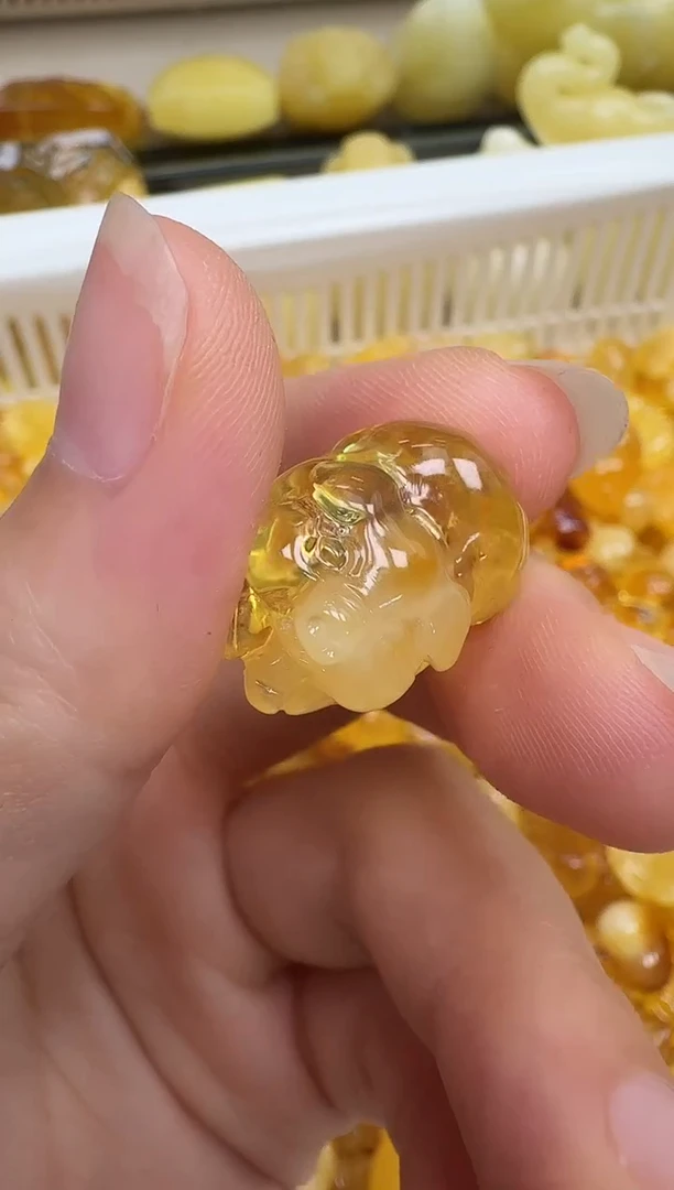 未镶嵌琥珀裸石如图
