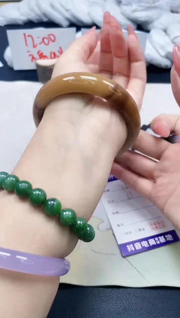 【闪购商品】石英质玉手镯未镶嵌153/61