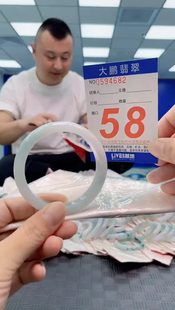 翡翠手镯未镶嵌AAAAAAAA