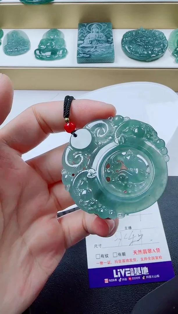 翡翠未镶嵌颈饰三羊多样性发其一