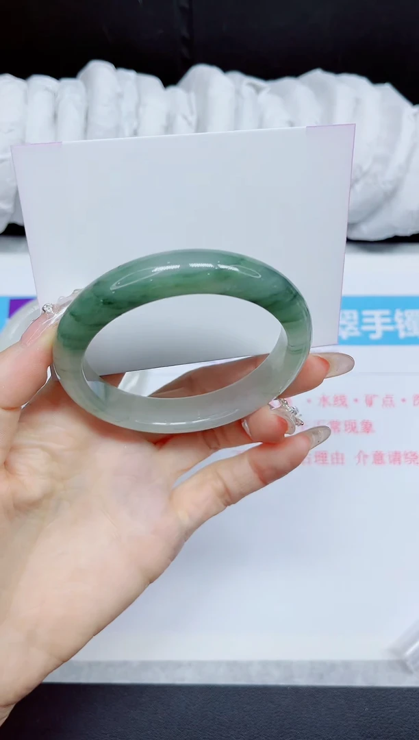 石英质玉手镯未镶嵌85.