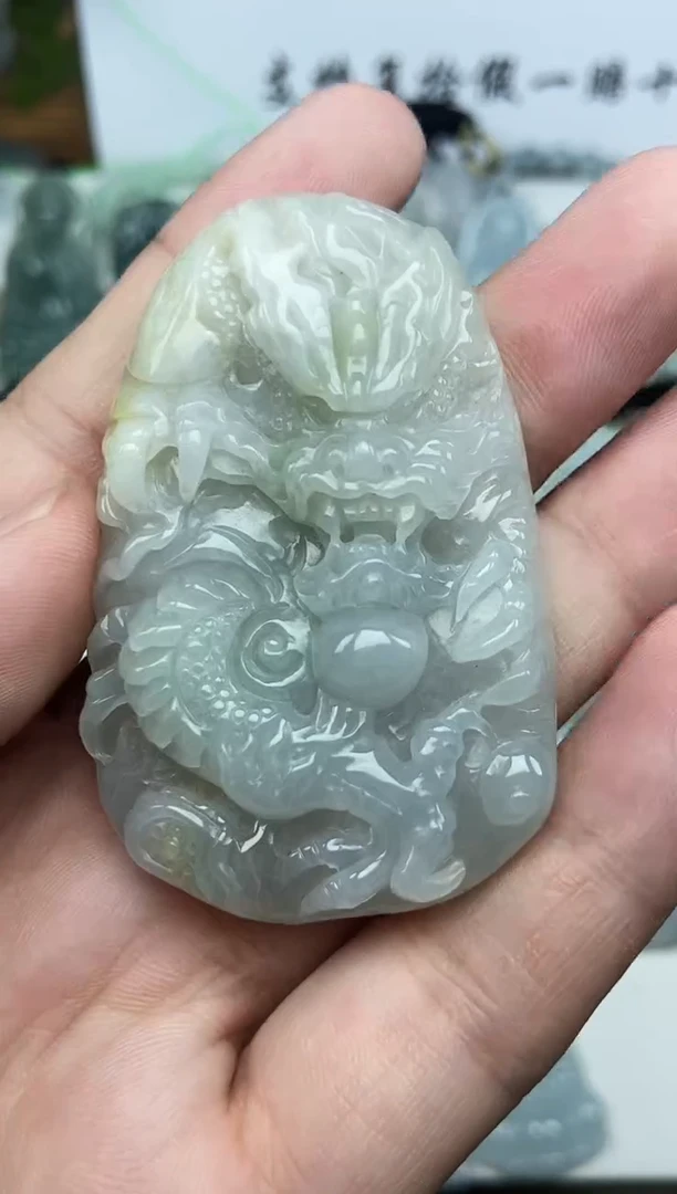翡翠未镶嵌颈饰龙牌