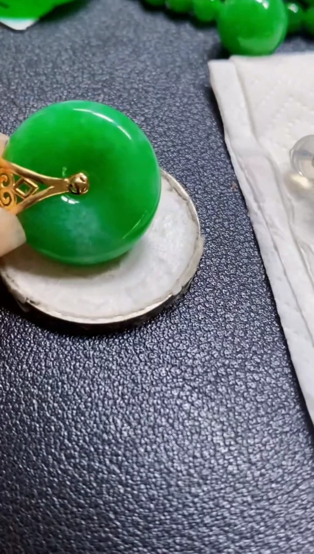 颈饰18K金镶嵌翡翠扣
