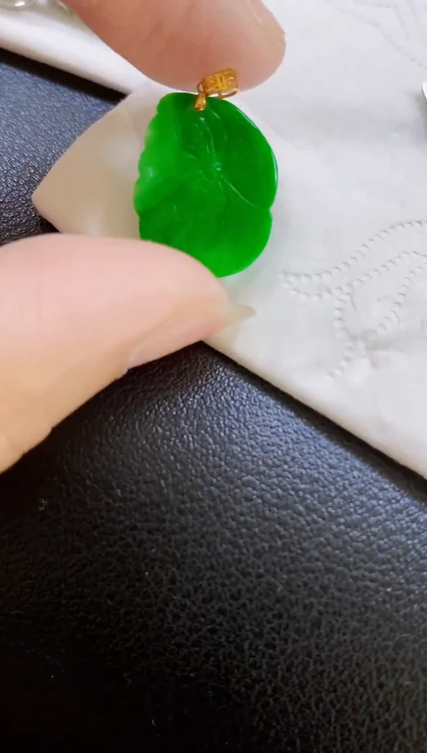 颈饰18K金镶嵌翡翠随型