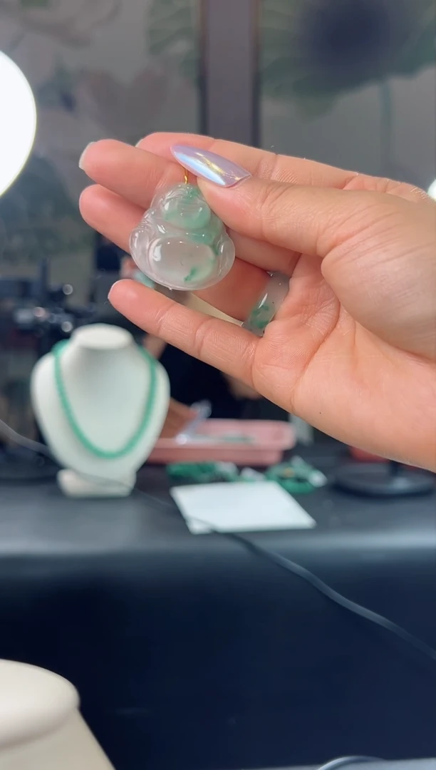 石英质玉手镯未镶嵌吊坠