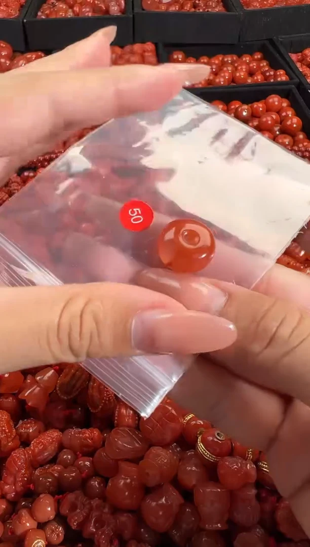 南红玛瑙未镶嵌颈饰1