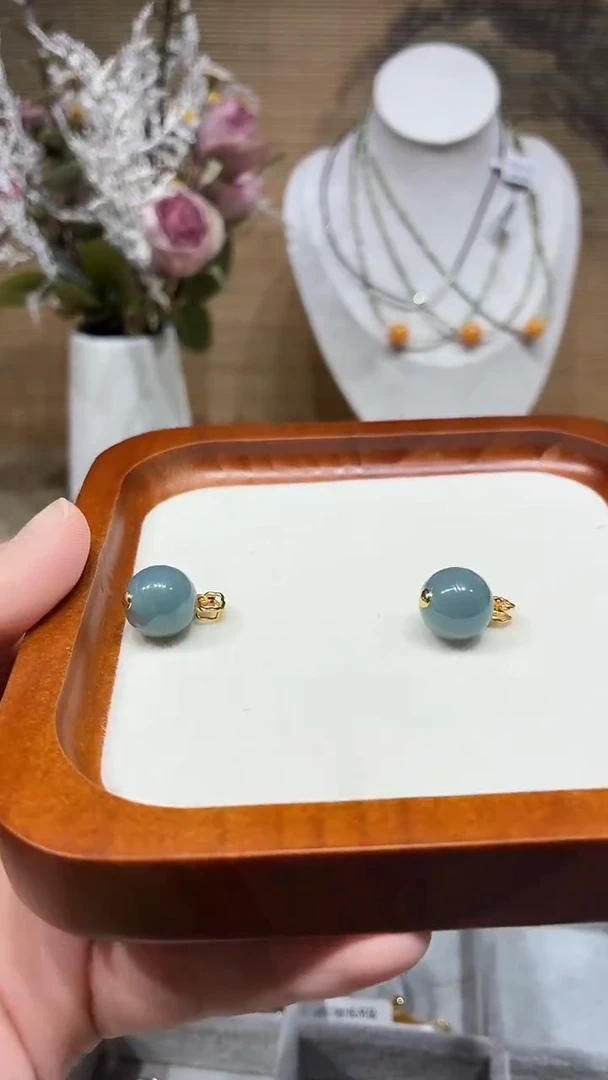 无铁合金蓝色吊坠