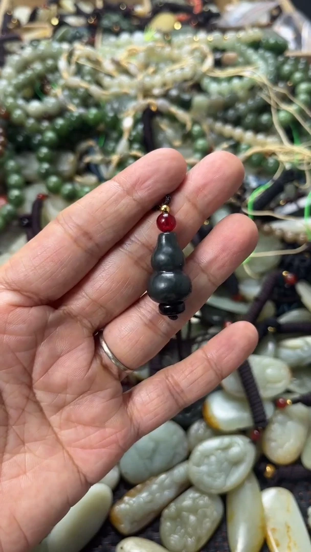 和田玉未镶嵌颈饰（多样性发一件）没有证书有瑕