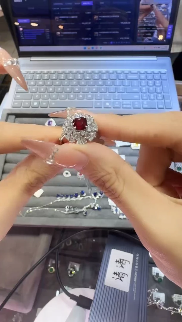 18K金镶嵌戒指红宝石方形