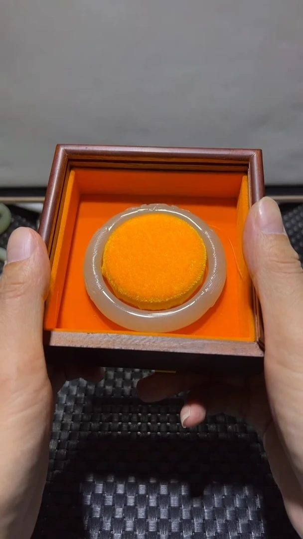 未镶嵌手镯和田玉爱**末手镯