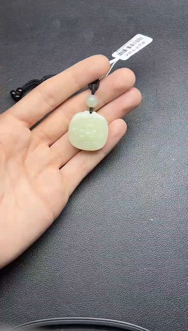 吊坠(赠链)未镶嵌和田玉且末微色差迪克兰二细吊坠