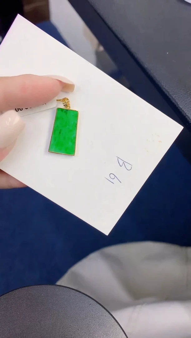 颈饰18K金镶嵌翡翠缅甸天然翡翠A货