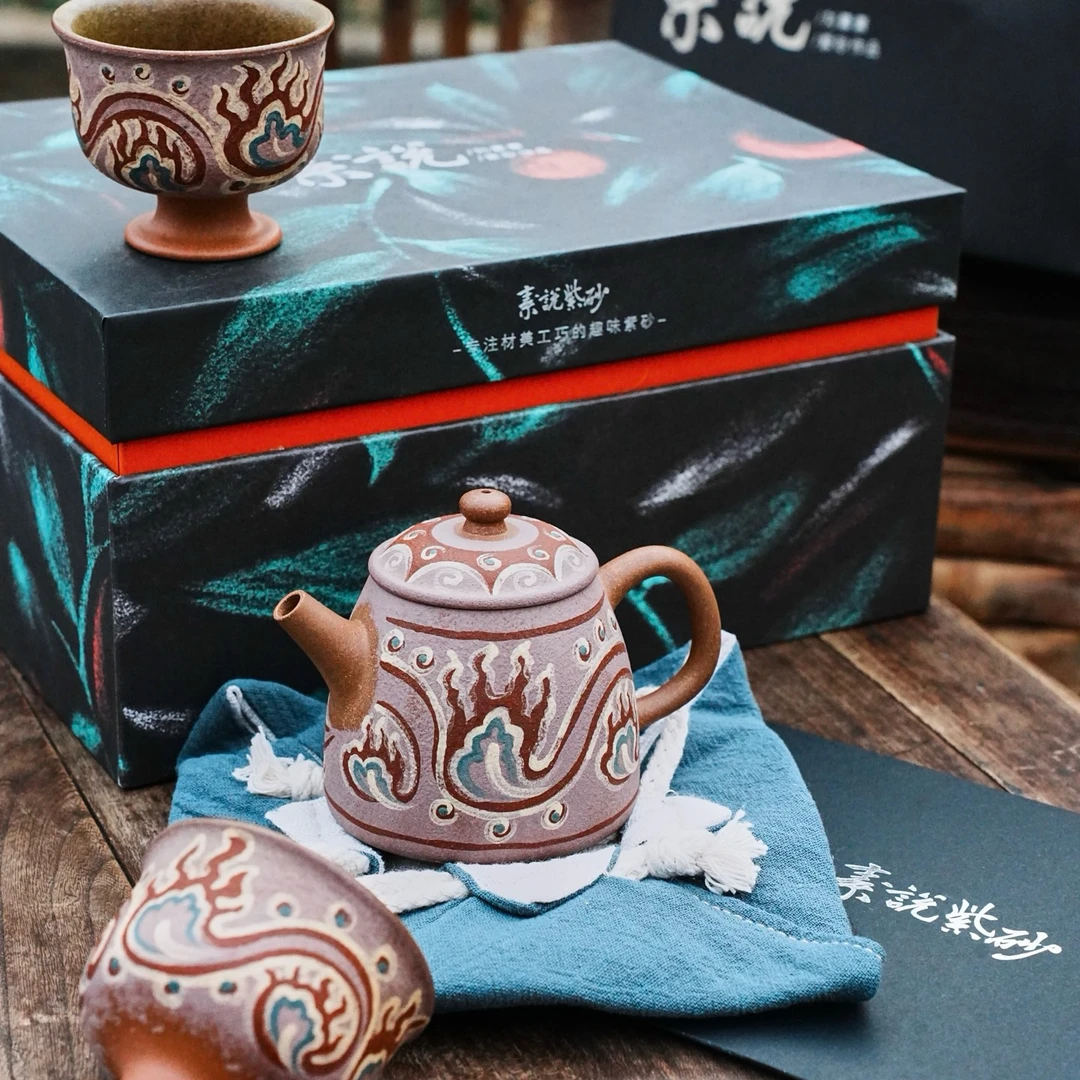 宜兴紫砂壶 上新｜《紫气东来》套组 原创云气纹 段泥 壶160ml杯60ml