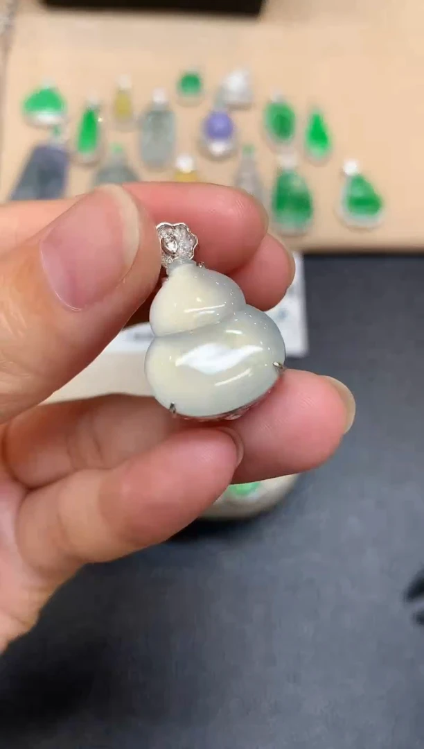 颈饰18K金镶嵌翡翠葫芦【无服务费