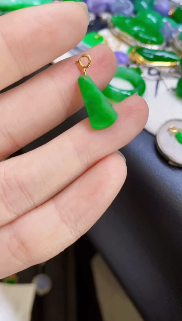 颈饰18K金镶嵌翡翠吊坠