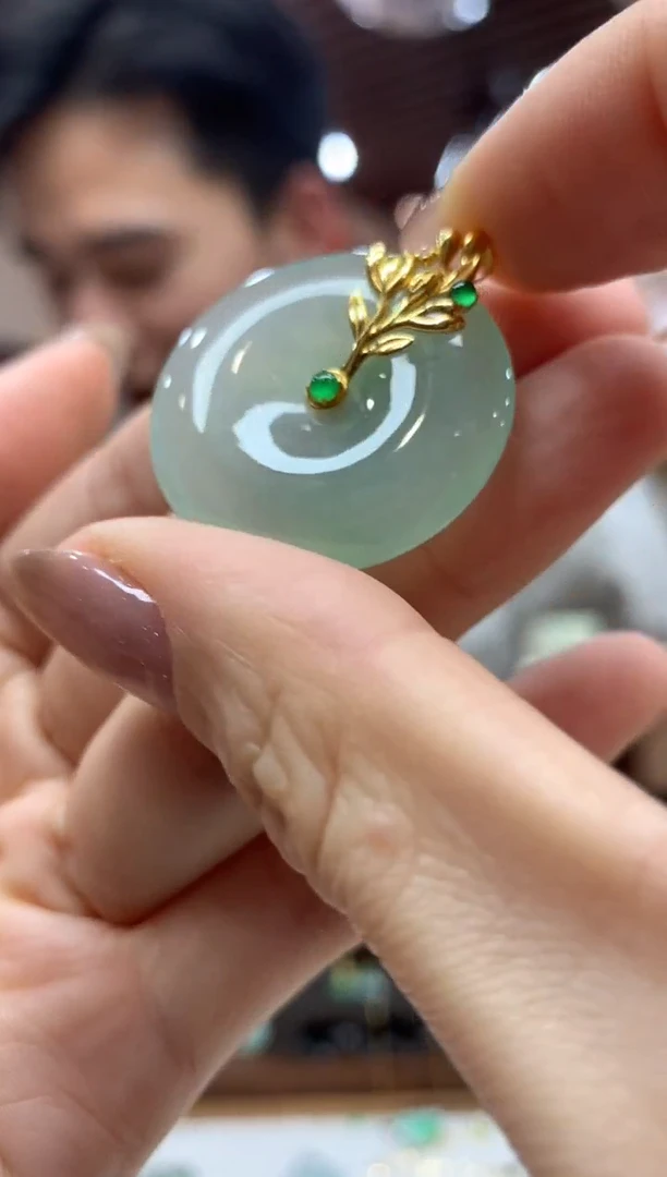 【闪购商品】翡翠吊坠(不含链)18K金镶嵌平安扣