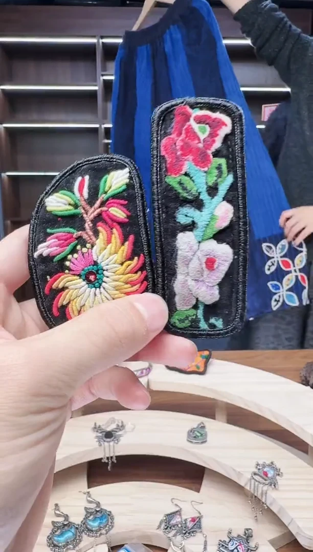 织绣136蒙阿苏苗绣传承