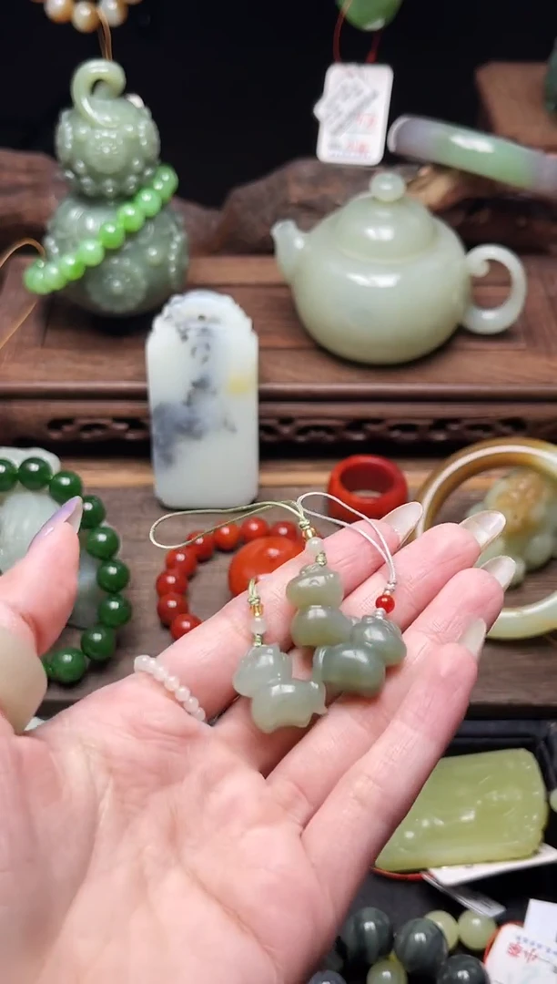 和田玉未镶嵌吊坠(不含链)吐拉牧场 小马有瑕疵多样性发一