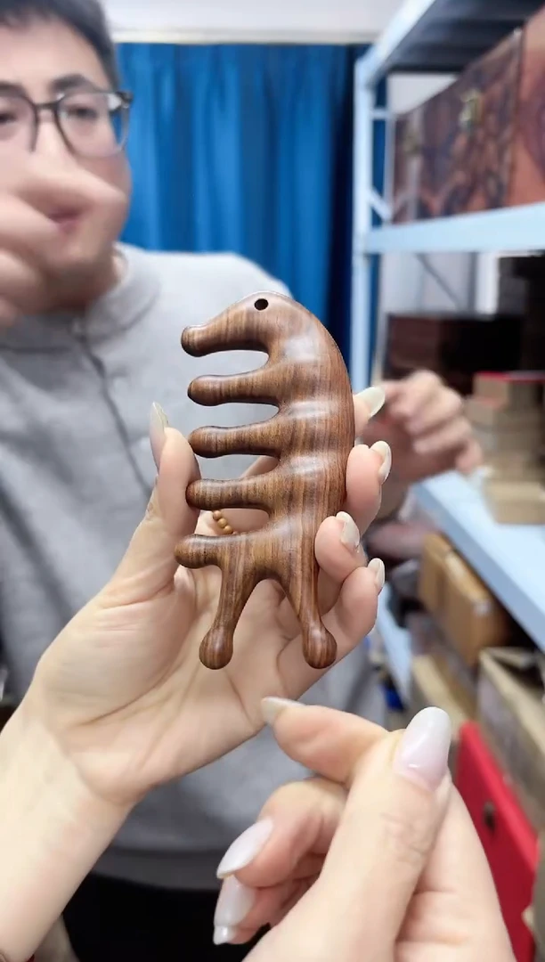 【闪购商品】檀香木海马梳一个