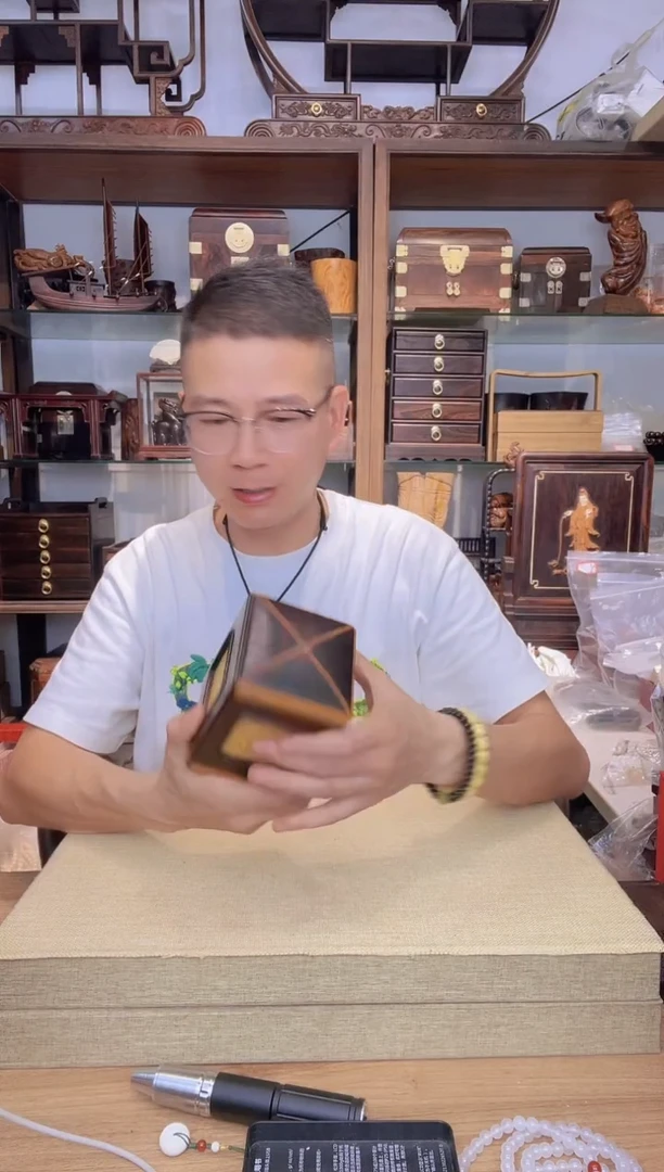 乌木类书架040大红酸枝镶嵌款藤编茶叶罐