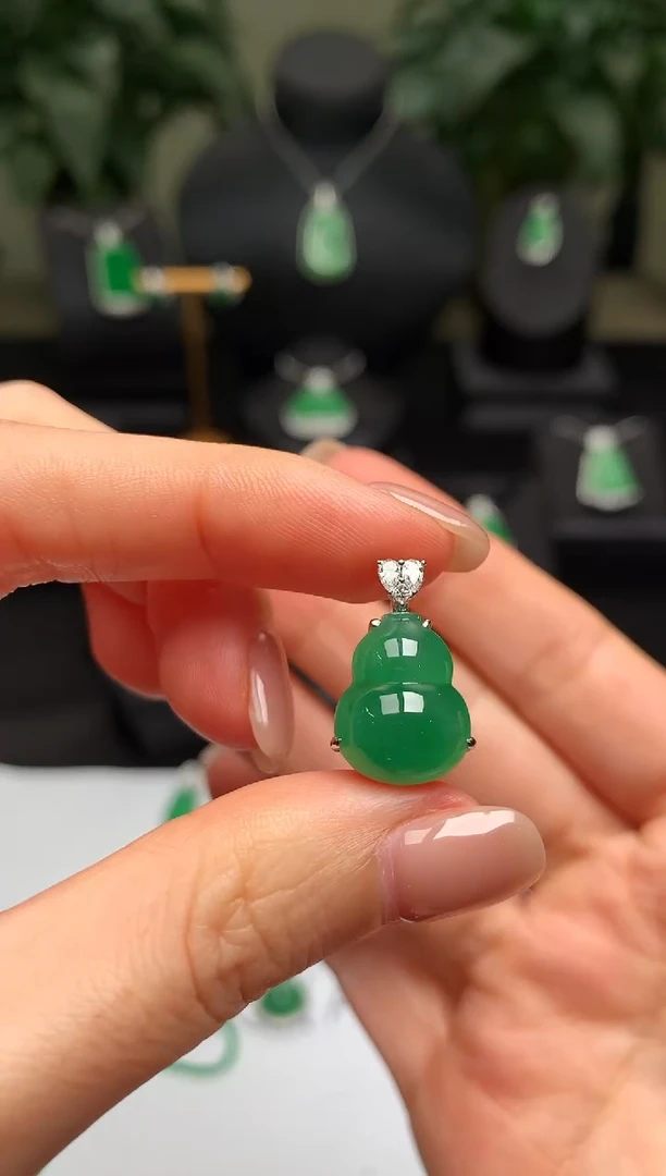 颈饰18K金镶嵌翡翠葫芦