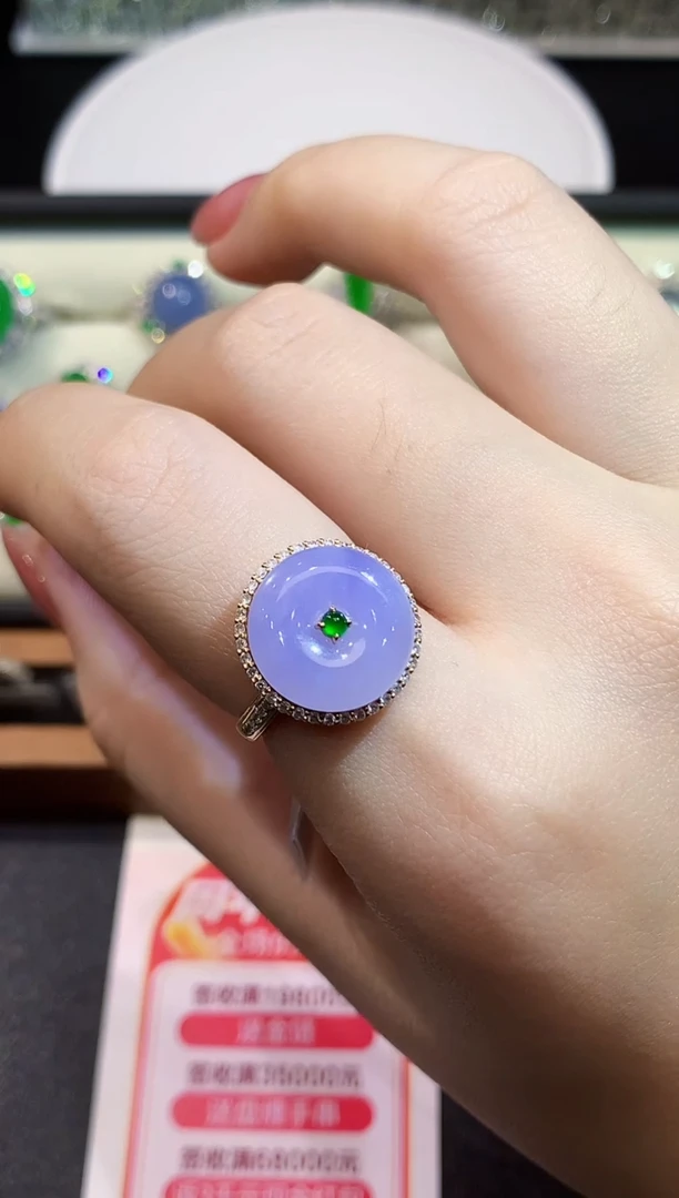 18K金镶嵌戒指翡翠多样性发其一