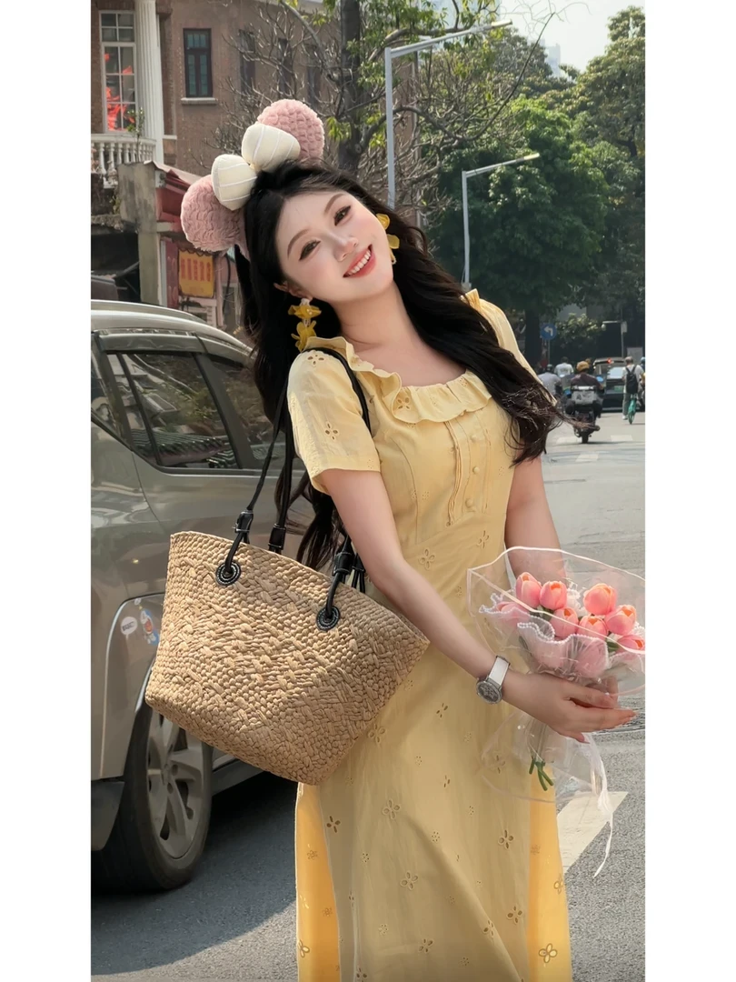 方领大码连衣裙短袖长裙夏季法式成人通勤风绣花镂空高腰常规裙子