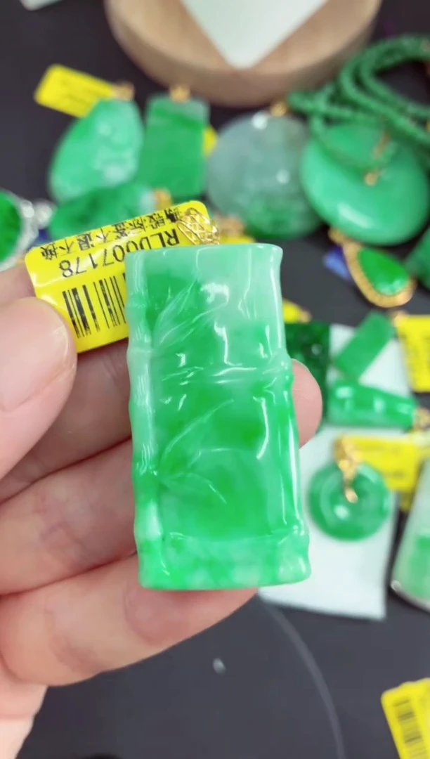 吊坠(不含链)18K金镶嵌翡翠挂件